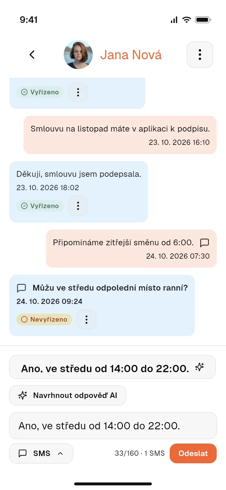 Konverzace s pracovnicí a návrh odpovědi AI vložený do editoru